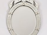 un miroir accroché au mur de la pièce