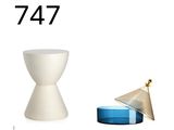une photo d'une table sur laquelle se trouvent un vase et une horloge