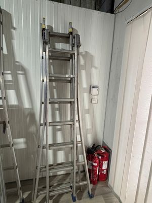 une échelle et une borne d'incendie dans un coin de la pièce