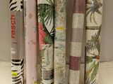 de nombreux rouleaux de papier d'emballage disposés les uns à côté des autres sur une étagère