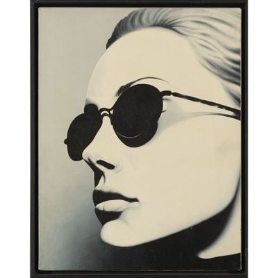 une photo en noir et blanc d'une femme portant des lunettes de soleil
