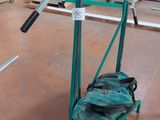 un chariot sur lequel est posé un sac, à l'intérieur d'un bâtiment
