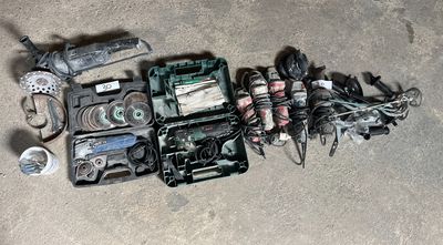 une photo montrant un tas d'objets divers éparpillés sur le sol