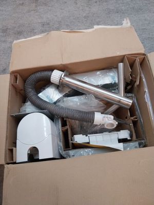 une boîte en carton contenant un certain nombre d'objets