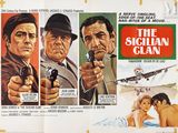 une vieille affiche de cinéma représentant trois hommes armés, avec un avion en arrière-plan