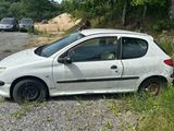 une petite voiture blanche garée sur le bord de la route