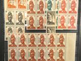 une vieille photo montrant une collection de timbres exposée dans une vitrine