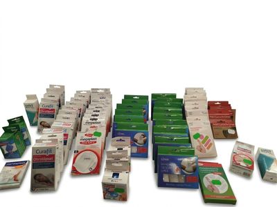 de nombreux tubes de dentifrice posés sur une surface blanche
