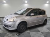la photo d'une petite voiture argentée garée dans un garage