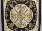 une écharpe bleue et blanche ornée de motifs dorés