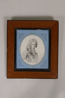 tableau représentant une femme coiffée d'un chapeau et vêtue d'une robe, dans un cadre en bois