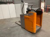 un chariot élévateur qui se trouve au milieu d'un entrepôt