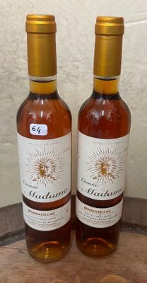 deux bouteilles de vin posées sur une table l'une à côté de l'autre
