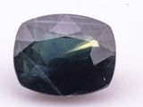un gros plan d'un diamant noir sur une surface blanche