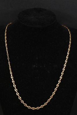 un collier à chaîne en or sur un mannequin mannequin mannequin mannequin mannequin mannequin mannequin mannequin mannequin mannequin