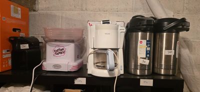 de nombreux modèles différents de cafetières sur une étagère