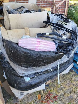 une pile de cartons posés dans l'herbe