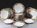 un grand nombre d'assiettes posées sur une table