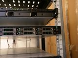un rack contenant de nombreux types de serveurs différents