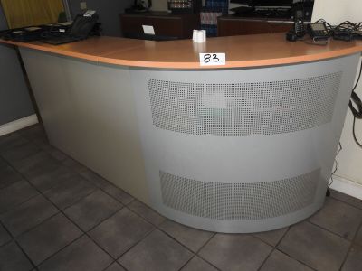 une photo d'un comptoir d'accueil sur lequel est posée une plaque d'immatriculation