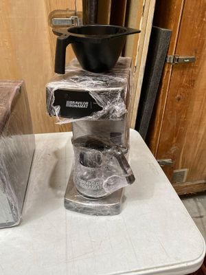 un moulin à café posé sur une table