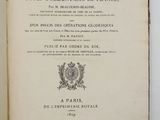 un livre ouvert sur lequel figure un blason