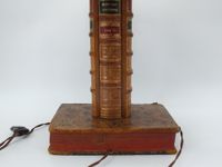 Lampe en trompe l'œil à décor de livres anciens (photo 3)