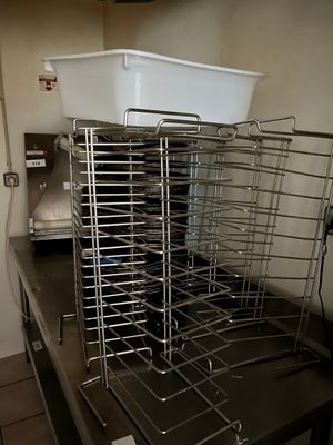 - Lot comprenant deux supports en inox à pizzas avec ensembl…