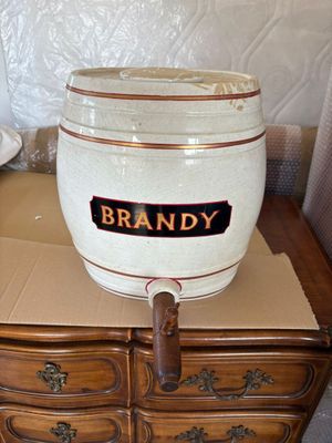 BRANDY - une fontaine à alcool en faïence blanche au liseret…