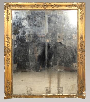 le reflet d'une personne debout devant un miroir