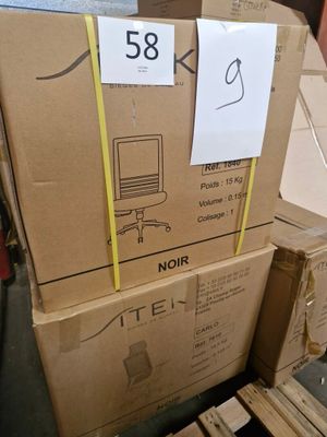 une pile de cartons sur laquelle est posé un ordinateur