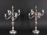 une paire de chandeliers plaqués argent sur pied