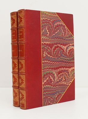 un livre rouge avec une bordure dorée et une couverture rouge