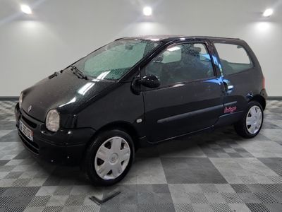 une petite voiture noire garée sur un sol en damier