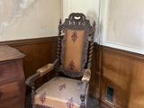 une chaise et une commode dans un coin de la pièce