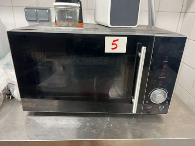 un micro-ondes posé sur le comptoir d'une cuisine