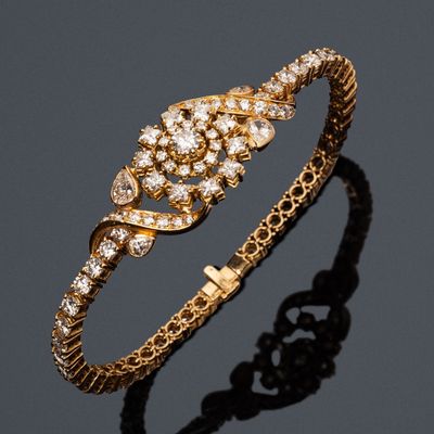 Bracelet en or 18k (750e), centré d'un motif fleuri orné de …