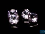 deux diamants violets sur une surface noire avec des reflets
