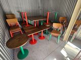 des tables et des chaises dans une pièce aux murs et au sol en tôle ondulée