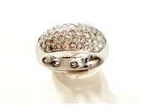 une image d'une bague en diamant sur fond blanc