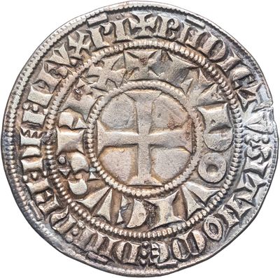 Gros plan sur une pièce de monnaie portant une croix