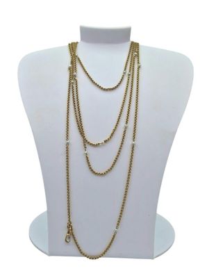 un torse de mannequin blanc orné d'un collier à chaîne dorée