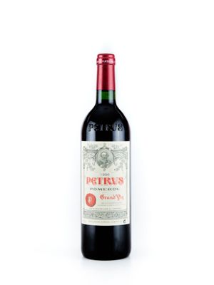 une bouteille de vin rouge posée sur une table blanche