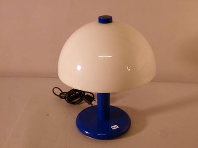 une lampe bleue et blanche posée sur une table