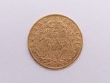 une image d'une pièce d'or sur une surface blanche