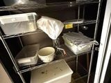 une étagère métallique contenant beaucoup de nourriture