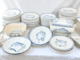 un grand nombre d'assiettes posées sur une table