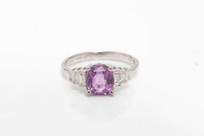 une bague en saphir rose et diamant