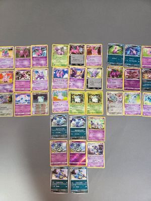 beaucoup de cartes Pokémon accrochées au mur