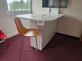 un bureau sur lequel se trouvent une chaise et un écran